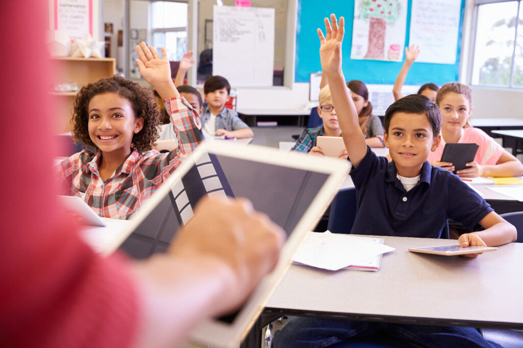 Schülerinnen einer Schulklasse beim Unterrichtsgespräch